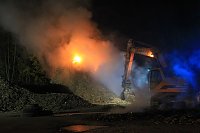 Holz brennt an Landkreisgrenze Bild: Holz brennt an Landkreisgrenze