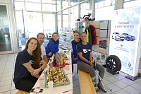 Autos an THC-Mädels übergeben Bild: Autos an THC-Mädels übergeben