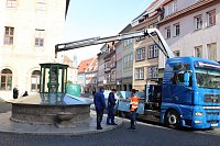 Bild: Brunnenabdeckung und Fr&uuml;hjahrsputz vorm Rathaus