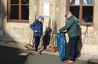 Bild: Brunnenabdeckung und Fr&uuml;hjahrsputz vorm Rathaus