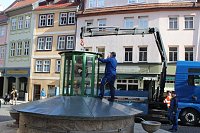 Bild: Brunnenabdeckung und Fr&uuml;hjahrsputz vorm Rathaus