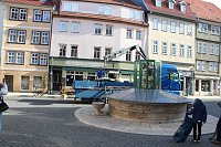 Bild: Brunnenabdeckung und Fr&uuml;hjahrsputz vorm Rathaus
