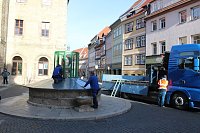 Bild: Brunnenabdeckung und Fr&uuml;hjahrsputz vorm Rathaus