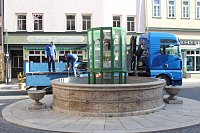 Bild: Brunnenabdeckung und Fr&uuml;hjahrsputz vorm Rathaus