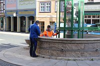 Bild: Brunnenabdeckung und Fr&uuml;hjahrsputz vorm Rathaus
