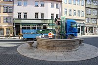 Bild: Brunnenabdeckung und Fr&uuml;hjahrsputz vorm Rathaus
