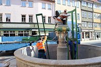 Bild: Brunnenabdeckung und Fr&uuml;hjahrsputz vorm Rathaus