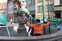 Bild: Brunnenabdeckung und Fr&uuml;hjahrsputz vorm Rathaus
