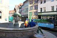 Bild: Brunnenabdeckung und Fr&uuml;hjahrsputz vorm Rathaus