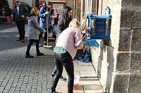 Bild: Brunnenabdeckung und Fr&uuml;hjahrsputz vorm Rathaus