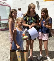 Siegerehrung am Riedsgraben beim diesjährigen Entenrennen Bild: Siegerehrung am Riedsgraben beim diesjährigen Entenrennen