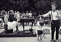 Zwar nur in schwarz-weiß, dafür aber saukomisch strapaziert der Clown Monsieur mit der Pianistin Nora Born das Zwerchfell aller Sommerlaunigen, die sich am Dreitürmeblick oder hinter der Konzertkirche vergnügen wollen Bild: Zwar nur in schwarz-weiß, dafür aber saukomisch strapaziert der Clown Monsieur mit der Pianistin Nora Born das Zwerchfell aller Sommerlaunigen, die sich am Dreitürmeblick oder hinter der Konzertkirche vergnügen wollen
