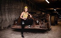 Bild: Chantal Rimke mit Kugel vor einem S10.000 