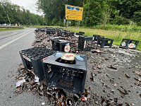 Für immer verloren: ein Lkw verlor am morgen eine Ladung Bier auf der Bundesstraße Bild: Für immer verloren: ein Lkw verlor am morgen eine Ladung Bier auf der Bundesstraße