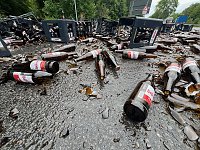 Für immer verloren: ein Lkw verlor am morgen eine Ladung Bier auf der Bundesstraße Bild: Für immer verloren: ein Lkw verlor am morgen eine Ladung Bier auf der Bundesstraße