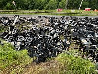 Für immer verloren: ein Lkw verlor am morgen eine Ladung Bier auf der Bundesstraße Bild: Für immer verloren: ein Lkw verlor am morgen eine Ladung Bier auf der Bundesstraße