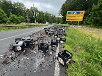 Für immer verloren: ein Lkw verlor am morgen eine Ladung Bier auf der Bundesstraße Bild: Für immer verloren: ein Lkw verlor am morgen eine Ladung Bier auf der Bundesstraße