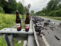 Für immer verloren: ein Lkw verlor am morgen eine Ladung Bier auf der Bundesstraße Bild: Für immer verloren: ein Lkw verlor am morgen eine Ladung Bier auf der Bundesstraße