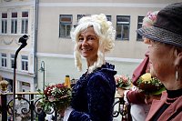 Auftakt zum Brunnenfest in Bad Langensalza mit vielen bunt geschmückten Kindern am Rathausbrunnen Bild: Auftakt zum Brunnenfest in Bad Langensalza mit vielen bunt geschmückten Kindern am Rathausbrunnen