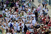 Auftakt zum Brunnenfest in Bad Langensalza mit vielen bunt geschmückten Kindern am Rathausbrunnen Bild: Auftakt zum Brunnenfest in Bad Langensalza mit vielen bunt geschmückten Kindern am Rathausbrunnen