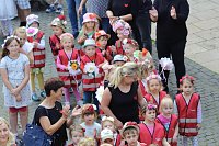 Auftakt zum Brunnenfest in Bad Langensalza mit vielen bunt geschmückten Kindern am Rathausbrunnen Bild: Auftakt zum Brunnenfest in Bad Langensalza mit vielen bunt geschmückten Kindern am Rathausbrunnen