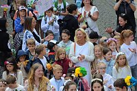 Auftakt zum Brunnenfest in Bad Langensalza mit vielen bunt geschmückten Kindern am Rathausbrunnen Bild: Auftakt zum Brunnenfest in Bad Langensalza mit vielen bunt geschmückten Kindern am Rathausbrunnen