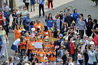 Auftakt zum Brunnenfest in Bad Langensalza mit vielen bunt geschmückten Kindern am Rathausbrunnen Bild: Auftakt zum Brunnenfest in Bad Langensalza mit vielen bunt geschmückten Kindern am Rathausbrunnen