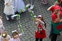 Auftakt zum Brunnenfest in Bad Langensalza mit vielen bunt geschmückten Kindern am Rathausbrunnen Bild: Auftakt zum Brunnenfest in Bad Langensalza mit vielen bunt geschmückten Kindern am Rathausbrunnen