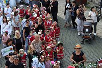Auftakt zum Brunnenfest in Bad Langensalza mit vielen bunt geschmückten Kindern am Rathausbrunnen Bild: Auftakt zum Brunnenfest in Bad Langensalza mit vielen bunt geschmückten Kindern am Rathausbrunnen
