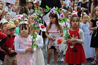 Auftakt zum Brunnenfest in Bad Langensalza mit vielen bunt geschmückten Kindern am Rathausbrunnen Bild: Auftakt zum Brunnenfest in Bad Langensalza mit vielen bunt geschmückten Kindern am Rathausbrunnen
