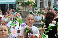 Auftakt zum Brunnenfest in Bad Langensalza mit vielen bunt geschmückten Kindern am Rathausbrunnen Bild: Auftakt zum Brunnenfest in Bad Langensalza mit vielen bunt geschmückten Kindern am Rathausbrunnen