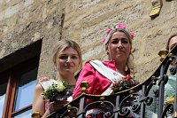 Auftakt zum Brunnenfest in Bad Langensalza mit vielen bunt geschmückten Kindern am Rathausbrunnen Bild: Auftakt zum Brunnenfest in Bad Langensalza mit vielen bunt geschmückten Kindern am Rathausbrunnen
