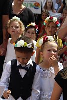 Auftakt zum Brunnenfest in Bad Langensalza mit vielen bunt geschmückten Kindern am Rathausbrunnen Bild: Auftakt zum Brunnenfest in Bad Langensalza mit vielen bunt geschmückten Kindern am Rathausbrunnen