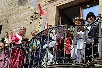 Auftakt zum Brunnenfest in Bad Langensalza mit vielen bunt geschmückten Kindern am Rathausbrunnen Bild: Auftakt zum Brunnenfest in Bad Langensalza mit vielen bunt geschmückten Kindern am Rathausbrunnen