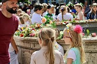 Auftakt zum Brunnenfest in Bad Langensalza mit vielen bunt geschmückten Kindern am Rathausbrunnen Bild: Auftakt zum Brunnenfest in Bad Langensalza mit vielen bunt geschmückten Kindern am Rathausbrunnen