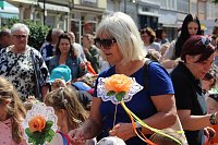 Auftakt zum Brunnenfest in Bad Langensalza mit vielen bunt geschmückten Kindern am Rathausbrunnen Bild: Auftakt zum Brunnenfest in Bad Langensalza mit vielen bunt geschmückten Kindern am Rathausbrunnen