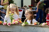 Auftakt zum Brunnenfest in Bad Langensalza mit vielen bunt geschmückten Kindern am Rathausbrunnen Bild: Auftakt zum Brunnenfest in Bad Langensalza mit vielen bunt geschmückten Kindern am Rathausbrunnen