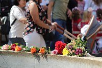 Auftakt zum Brunnenfest in Bad Langensalza mit vielen bunt geschmückten Kindern am Rathausbrunnen Bild: Auftakt zum Brunnenfest in Bad Langensalza mit vielen bunt geschmückten Kindern am Rathausbrunnen