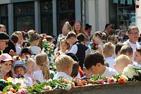 Auftakt zum Brunnenfest in Bad Langensalza mit vielen bunt geschmückten Kindern am Rathausbrunnen Bild: Auftakt zum Brunnenfest in Bad Langensalza mit vielen bunt geschmückten Kindern am Rathausbrunnen