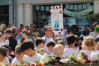 Auftakt zum Brunnenfest in Bad Langensalza mit vielen bunt geschmückten Kindern am Rathausbrunnen Bild: Auftakt zum Brunnenfest in Bad Langensalza mit vielen bunt geschmückten Kindern am Rathausbrunnen