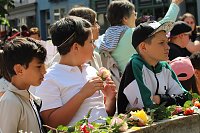 Auftakt zum Brunnenfest in Bad Langensalza mit vielen bunt geschmückten Kindern am Rathausbrunnen Bild: Auftakt zum Brunnenfest in Bad Langensalza mit vielen bunt geschmückten Kindern am Rathausbrunnen