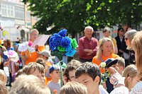 Auftakt zum Brunnenfest in Bad Langensalza mit vielen bunt geschmückten Kindern am Rathausbrunnen Bild: Auftakt zum Brunnenfest in Bad Langensalza mit vielen bunt geschmückten Kindern am Rathausbrunnen