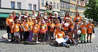 Auftakt zum Brunnenfest in Bad Langensalza mit vielen bunt geschmückten Kindern am Rathausbrunnen Bild: Auftakt zum Brunnenfest in Bad Langensalza mit vielen bunt geschmückten Kindern am Rathausbrunnen