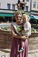 Auftakt zum Brunnenfest in Bad Langensalza mit vielen bunt geschmückten Kindern am Rathausbrunnen Bild: Auftakt zum Brunnenfest in Bad Langensalza mit vielen bunt geschmückten Kindern am Rathausbrunnen