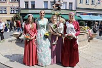 Auftakt zum Brunnenfest in Bad Langensalza mit vielen bunt geschmückten Kindern am Rathausbrunnen Bild: Auftakt zum Brunnenfest in Bad Langensalza mit vielen bunt geschmückten Kindern am Rathausbrunnen