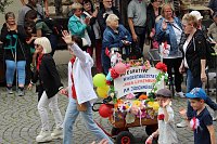 211. Brunnenfestumzug in Bad Langensalza mit vielen fröhlichen Akteuren Bild: 211. Brunnenfestumzug in Bad Langensalza mit vielen fröhlichen Akteuren