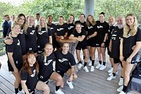 Die Handballerinnen des THC beim Besuch von Friedrich Merz (CDU) auf dem Baumkronenpfad im Nationalpark Hainich Bild: Die Handballerinnen des THC beim Besuch von Friedrich Merz (CDU) auf dem Baumkronenpfad im Nationalpark Hainich