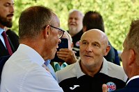 Friedrich Merz (CDU) im Gespräch mit Herbert Müller (Trainer THC Damen) Bild: Friedrich Merz (CDU) im Gespräch mit Herbert Müller (Trainer THC Damen)