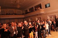Bild: Das begeisterte Publikum bei der Gala des Salza-Gymnasiums in Bad Langensalza 2024 hielt es am Ende nicht mehr auf ihren Sitzen