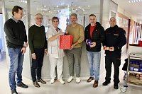 Bild: Schwester Manuela aus der Orthop&auml;die inmitten der Gratulanten